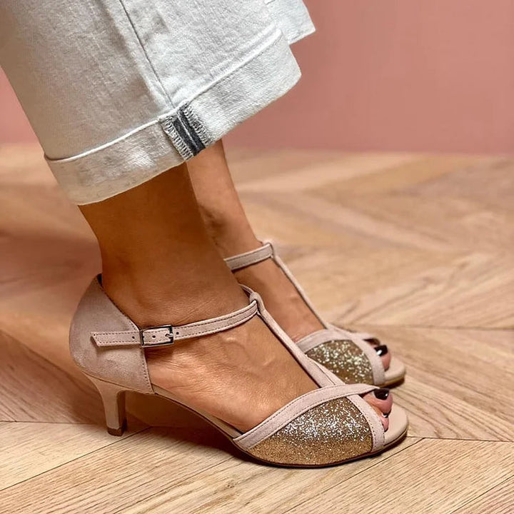 SANDALIA CON BRILLO Y TACÓN BAJO
