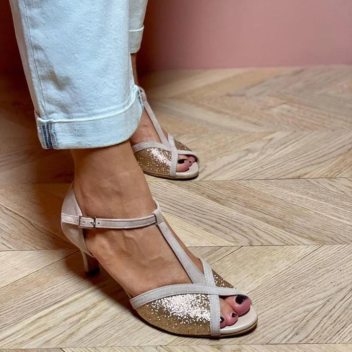 SANDALIA CON BRILLO Y TACÓN BAJO