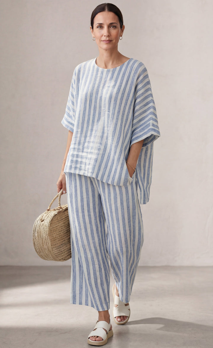 Federica — Top sofisticado de lino con rayas azules y pantalones relajados